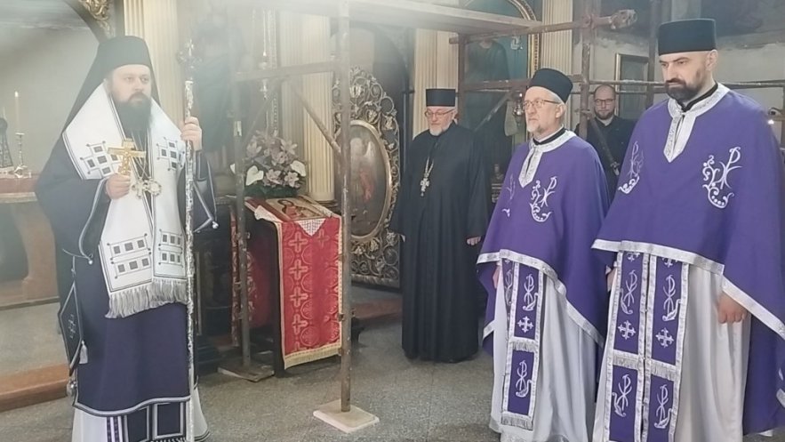 Патријарх Порфирије молитвено присутан у цркви Свете Тројице у Земуну, богослужио Епископ Сава
