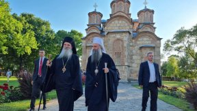 Патријарх Порфирије стигао у манастир Грачаницу (ФОТО)