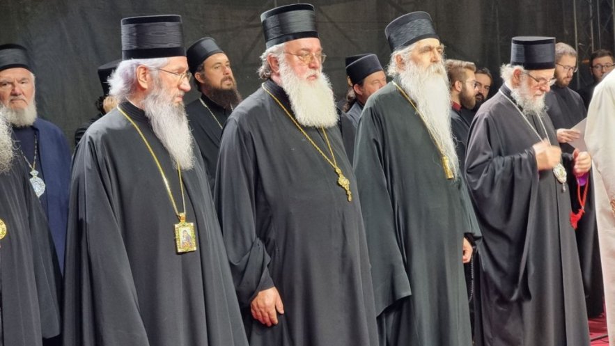 Патријарх Порфирије служио молебан за светињу брака и породице, слогу и мир у нашем народу