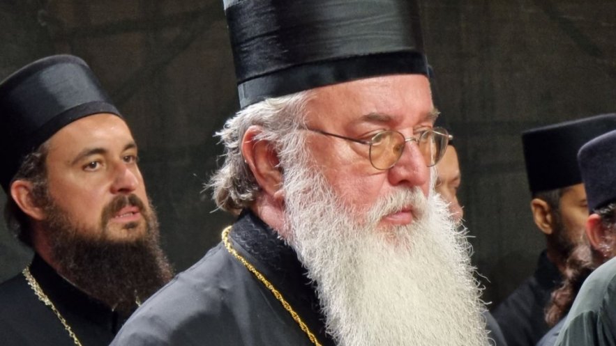 Патријарх Порфирије служио молебан за светињу брака и породице, слогу и мир у нашем народу