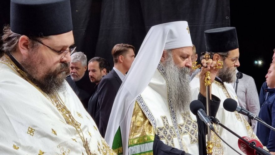 Патријарх Порфирије служио молебан за светињу брака и породице, слогу и мир у нашем народу