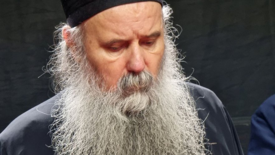 Патријарх Порфирије служио молебан за светињу брака и породице, слогу и мир у нашем народу