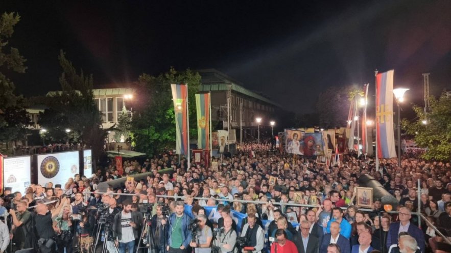 Патријарх Порфирије служио молебан за светињу брака и породице, слогу и мир у нашем народу