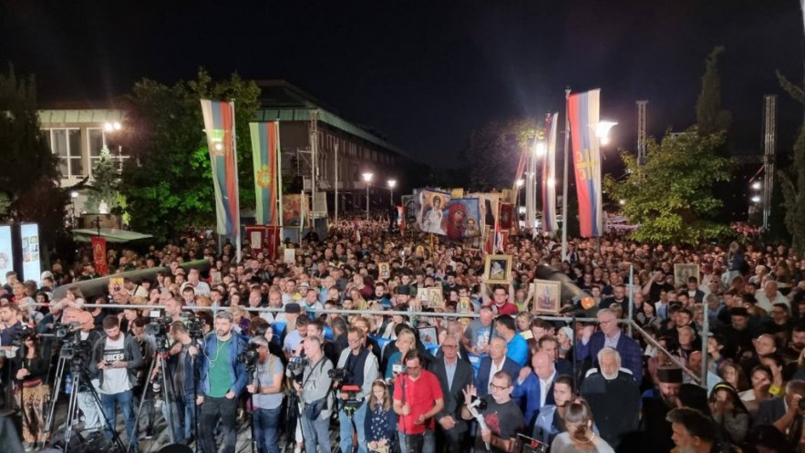 Патријарх Порфирије служио молебан за светињу брака и породице, слогу и мир у нашем народу