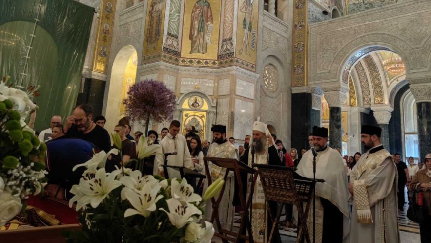Патријарх Порфирије служио молебан за мир пред моштима Светог Владике Николаја