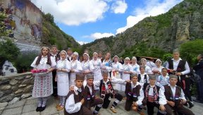 Векови: Смотра дечјих фолклора у манастиру Св. Архангела код Призрена