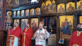 Епископ Доситеј богослужио у храму Светог Георгија на Бежаниској коси (ФОТО/ВИДЕО)