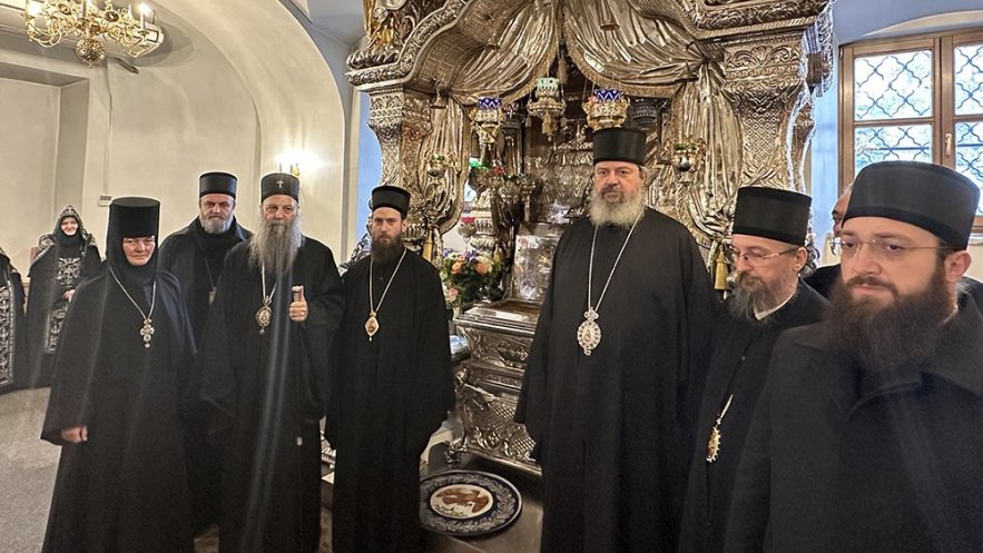 Патријарх Порфирије се поклонио моштима Свете Матроне Московске