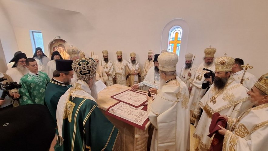 Патријарх Порфирије освештао Храм Светог Саве у Дежеви